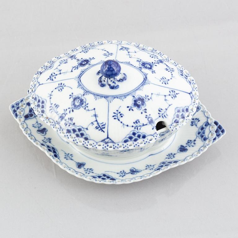 Såsterrin med lock, porslin, Royal Copenhagen, "Musselmalet helblond", modell 1106, 1969-73.