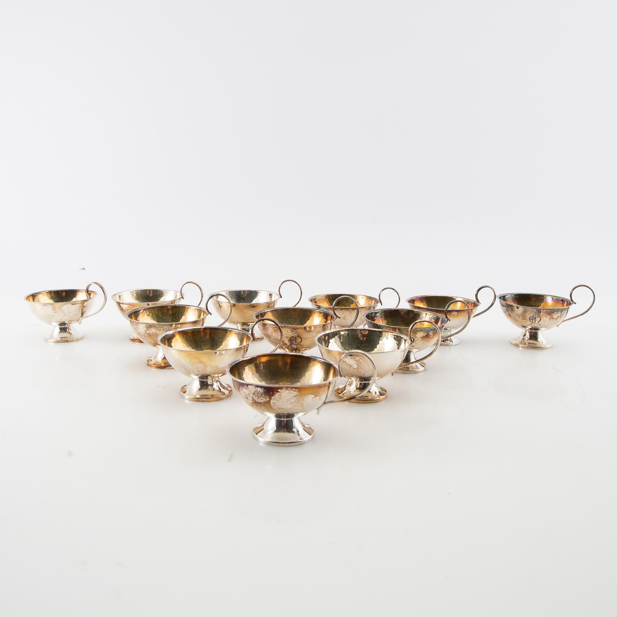 Punchmuggar, 12 st, silver, bl.a. CESONS, Göteborg 1974.