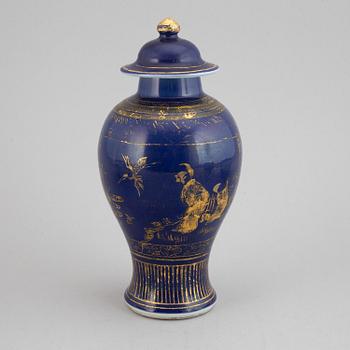 A group of 7 porcelain objects, Qing dynasty, incl. Qianlong and 19th century.