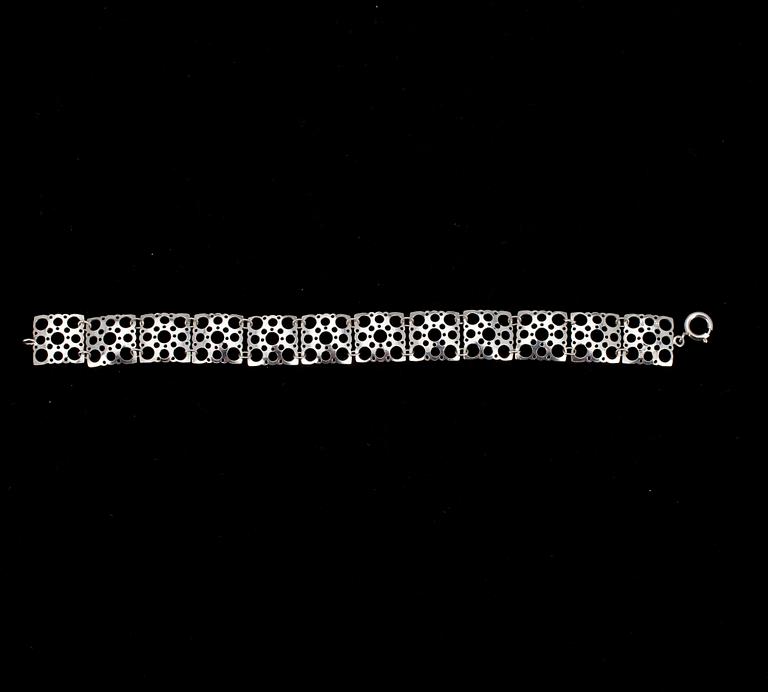 LIISA VITALI, ARMBAND, silver, Liisa Vitali, Westerback Helsingfors 1971. Tot. vikt ca 11,9 gr.