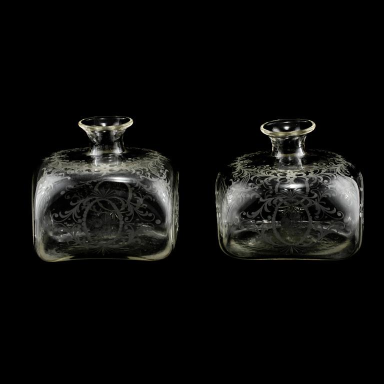 FLASKOR, 2 st snarlika, glas, omkring sekelskiftet 1900.