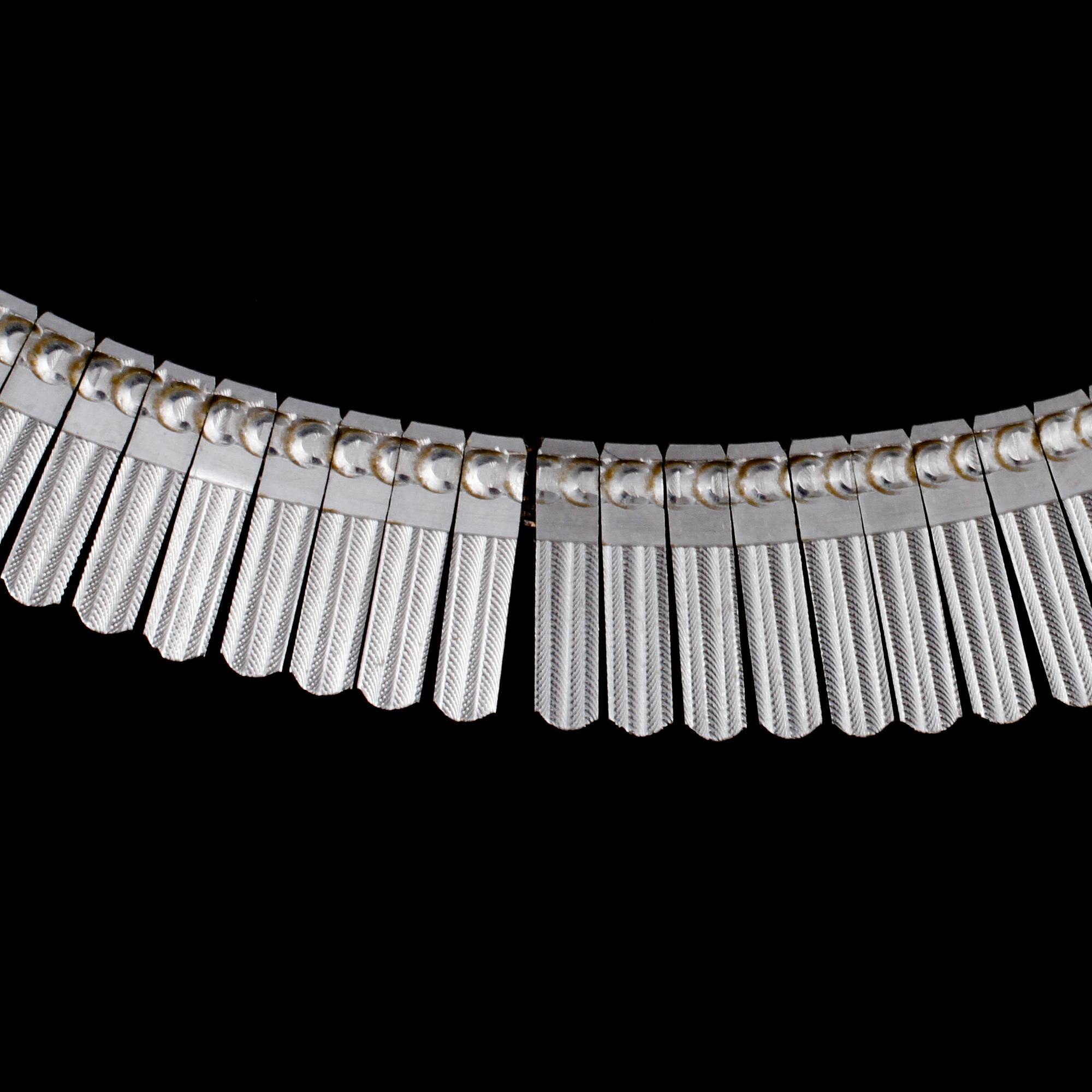 COLLIER, 18k vitguld, importstämplat, 1900-talets tredje kvartal. Vikt 46 g.
