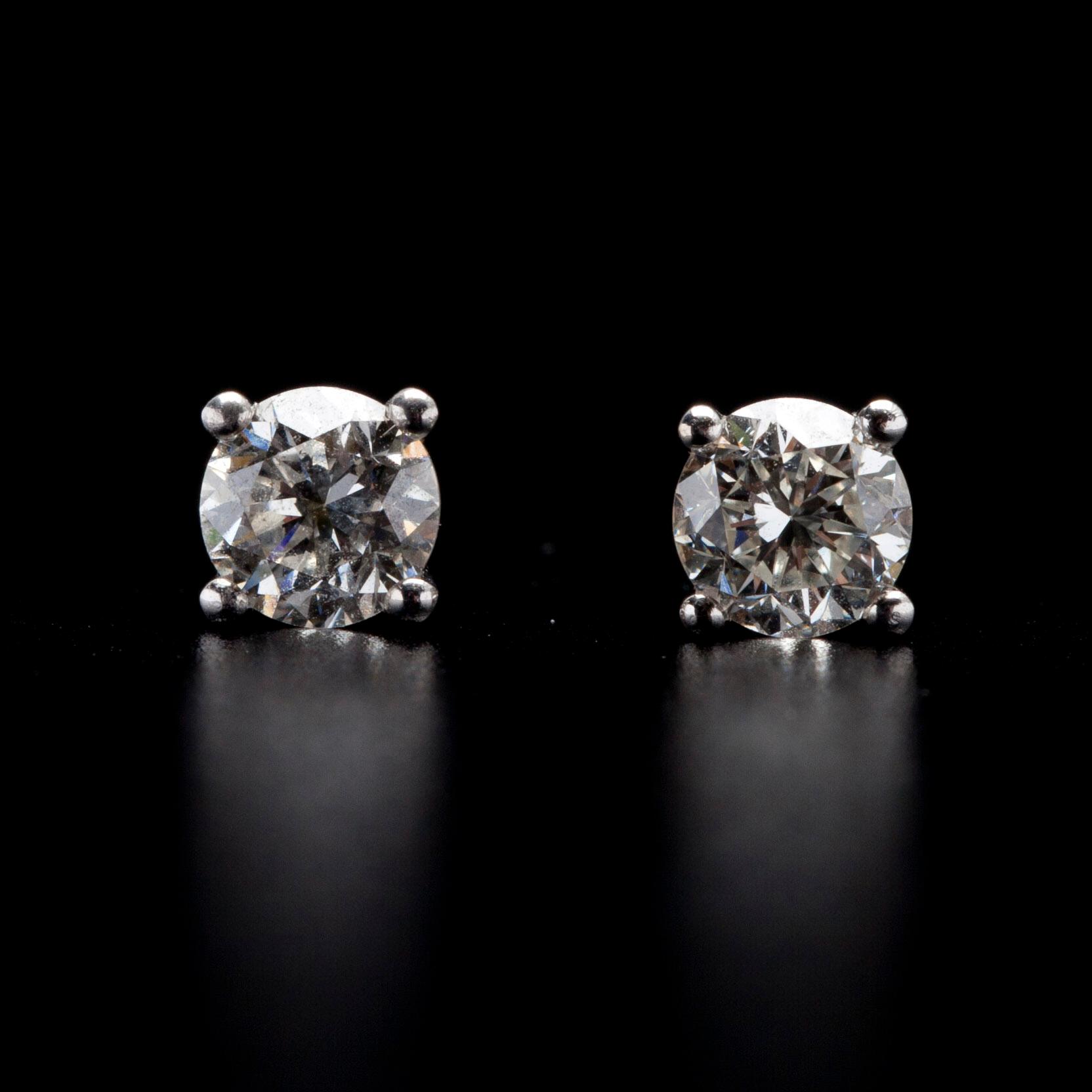 ÖRHÄNGEN, vitguld 18K, briljantslipade diamanter, tot. 0,81 ct. Vikt 1,67 g.