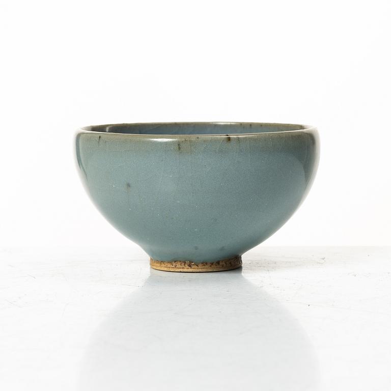 A Chinese Jun glazed bowl with a purple splash, late Qing dynasty / early 1900s.