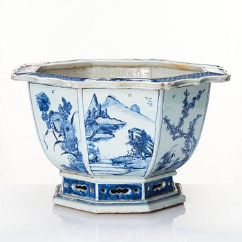 A blue and white flower pot, Qing dynasty, 18th Century.