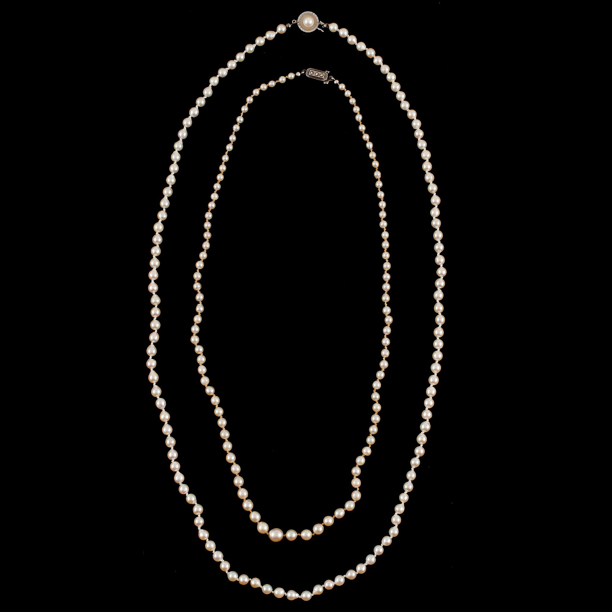 COLLIER, 2 st, odlade pärlor med lås i silver, 1900-talets andra hälft.