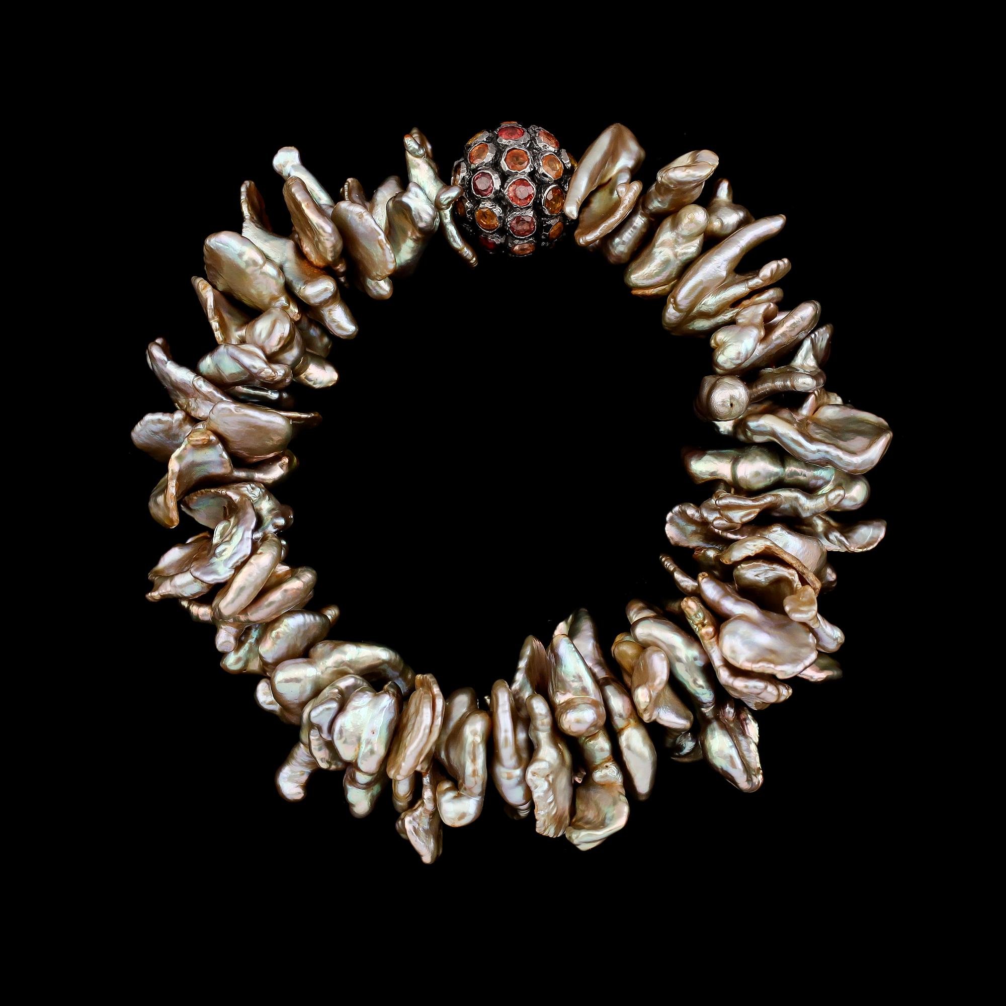 ARMBAND, sötvattenspärlor, silver och flerfärgade safirer.