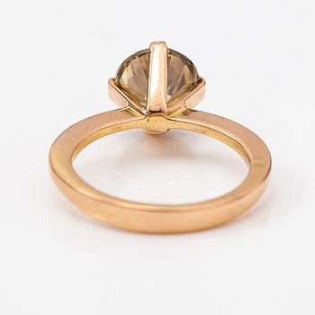 A 14K gold ring with a ca. 3.00 ct brilliant-cut diamond.