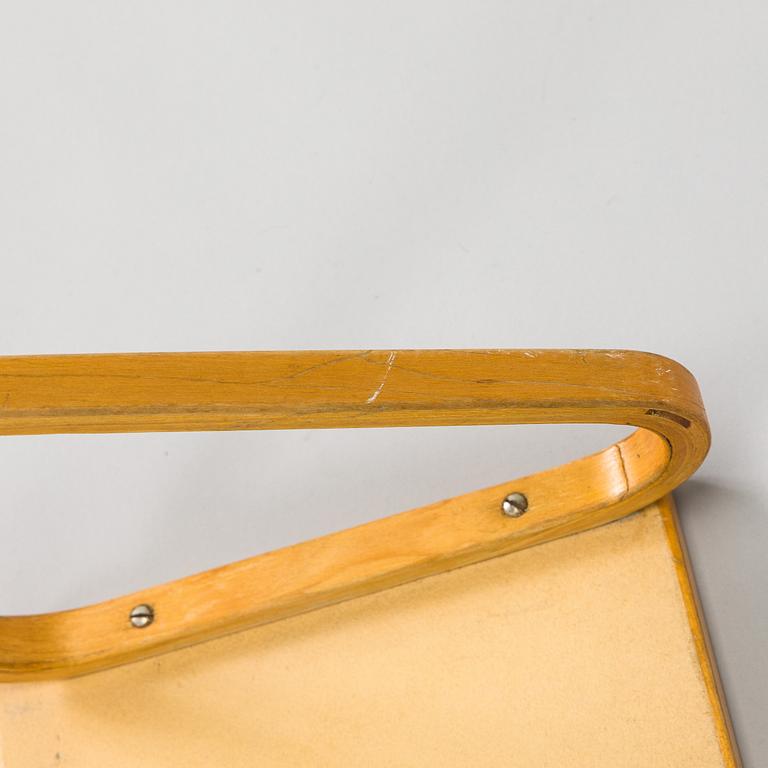 Alvar Aalto, vägghyllor, 2 st, modell 112/L för O.Y. Huonekalu- ja Rakennustyötehdas A.B 1900-talets mitt.