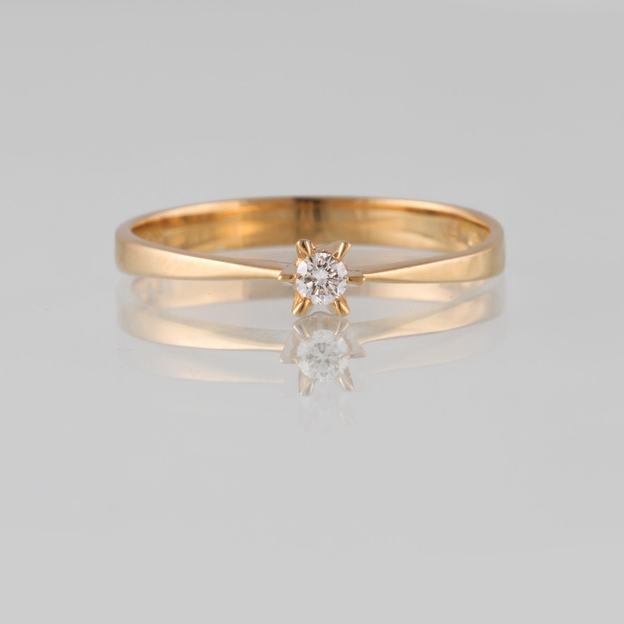 RING, 18K guld med briljantslipad diamant 0.08 ct, kattfotstämplad. Vikt 2,3 gram.