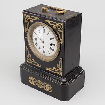 A MANTELPIECE CLOCK AROUND 1900.