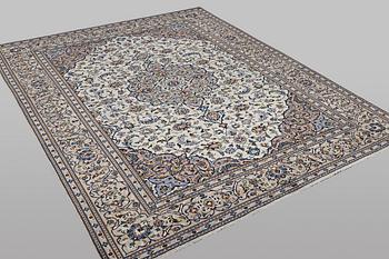 A carpet, Kashan, ca 326 x 257 cm.