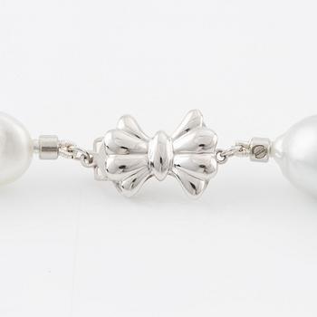 Necklace, 14K white gold with cultured South Sea pearls.