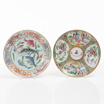 Tallrikar, åtta stycken, bl.a. Kanton, porslin. Qingdynastin, 17/1800-tal.