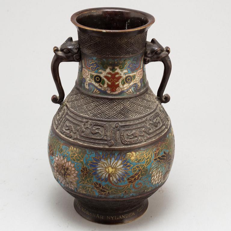 A Chinese cloisonne vase, early 20th century.