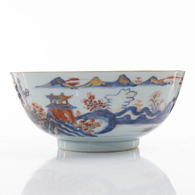 Mugg, bålskål samt fat, tre stycken, porslin. Qingdynastin, 1700-tal.