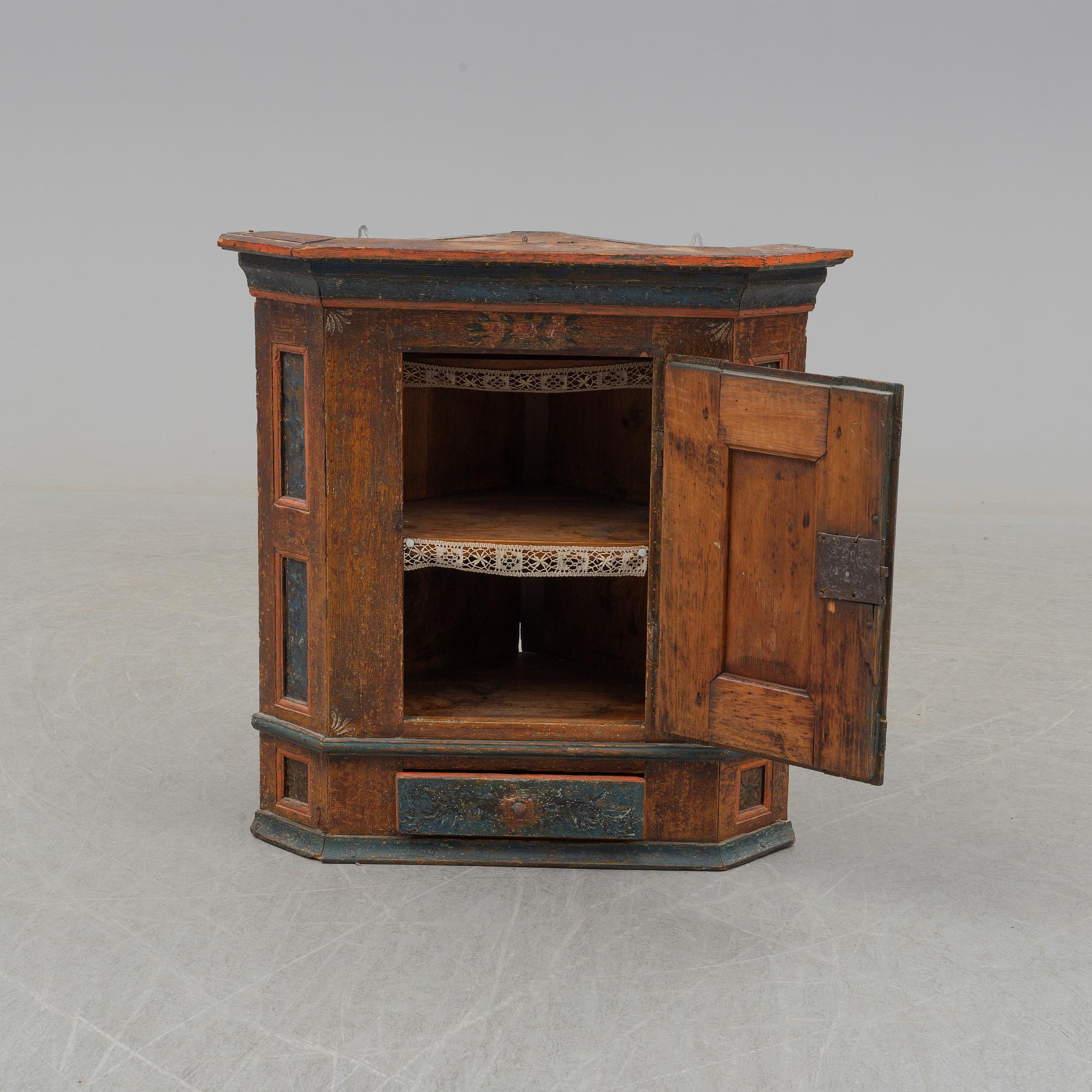 HÄNGSKÅP, allmoge 1700/1800-tal.