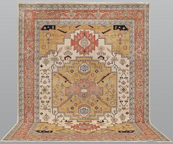 A carpet, Heriz design, approx. 351 x 269 cm.