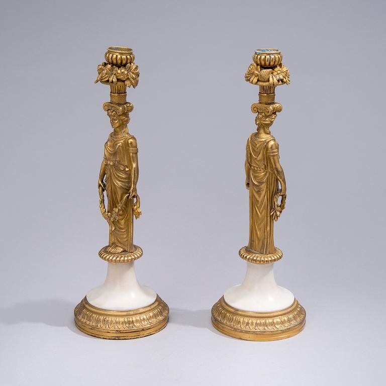 LJUSSTAKAR ETT PAR, förgylld brons och marmor, 1800-talets andra hälft.