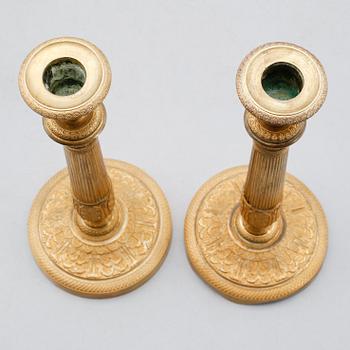 LJUSSTAKAR, 1 par, förgylld brons, empire, 1800-talets första hälft.