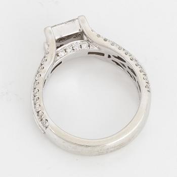 Ring med prinsessslipade och briljantslipade diamanter.
