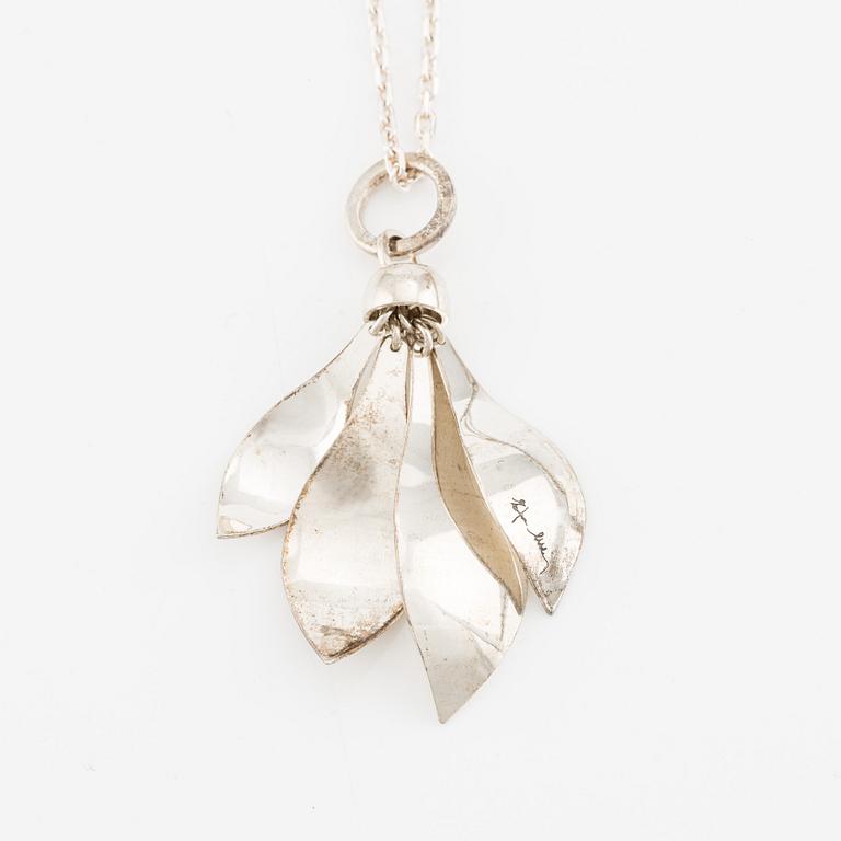 Efva Attling, ett par örhängen, och två collier/brosch, silver.