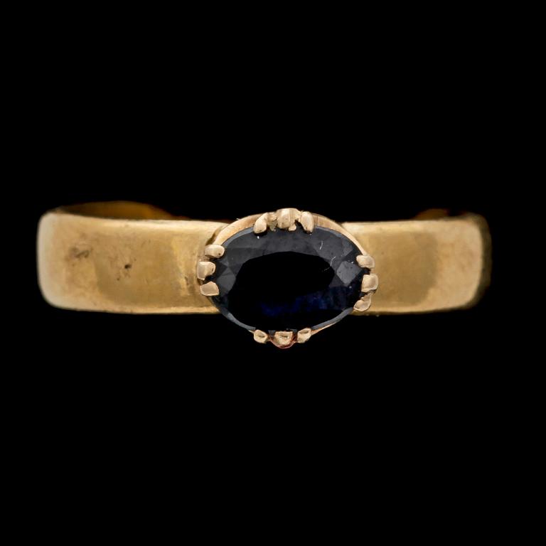RING, 23k guld med blå safir, 1873. Tot ca 5 g.