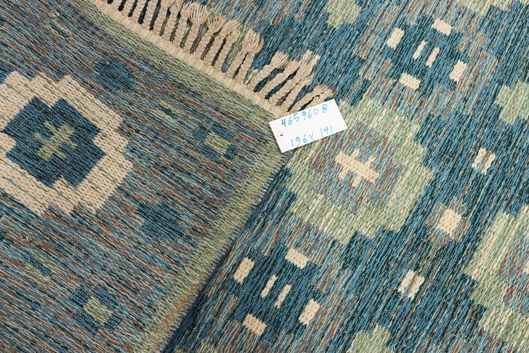 A flat weave rug, a. 196 x 141 cm.