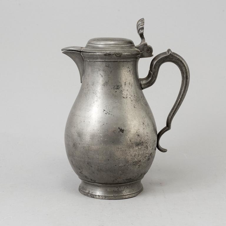 AN 18TH CENTURY  BELGIAN PEWTER WINE JUG.