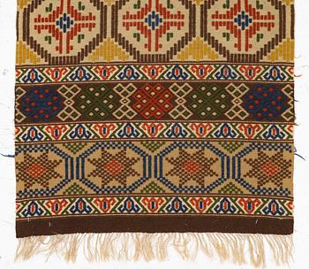 Bänkalängd, allmoge, krabbasnår, 1900-tal. 237 x 62 cm.