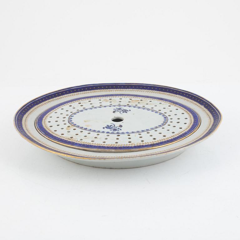 An export porcelain fish serving dish, China, Jiaqing (1796-1820).