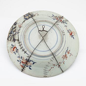 A large imari Genroku charger, 18th Century.