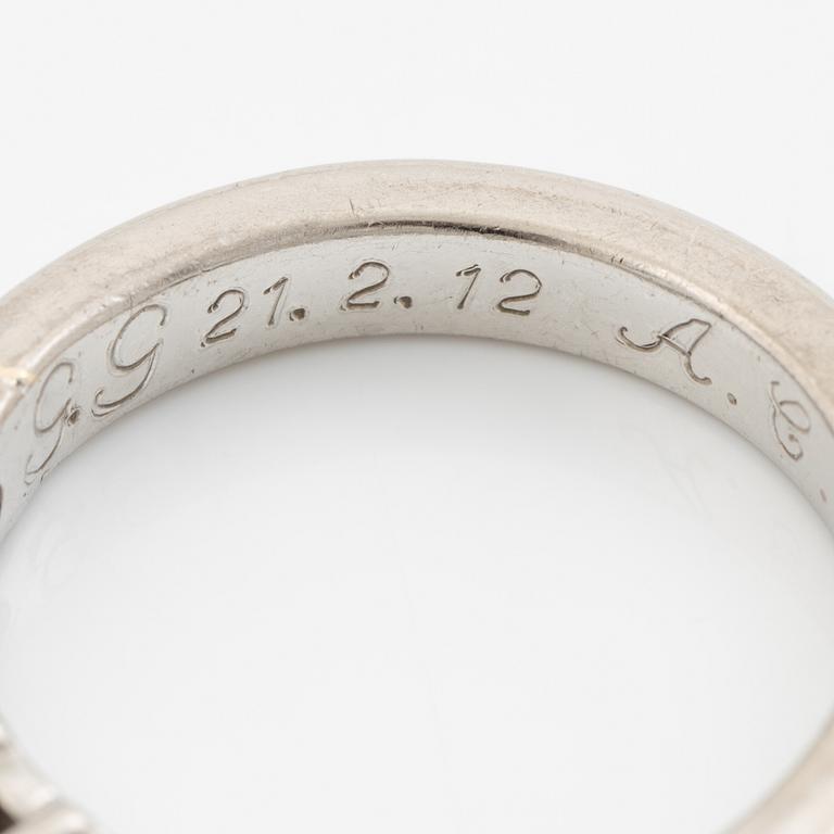 Ring, alliansring, 18K vitguld med briljantslipade diamanter.