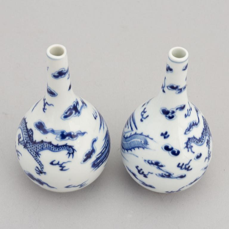 A pair of Chinese blue and white porcelain vases, presumably from around the year 1900.