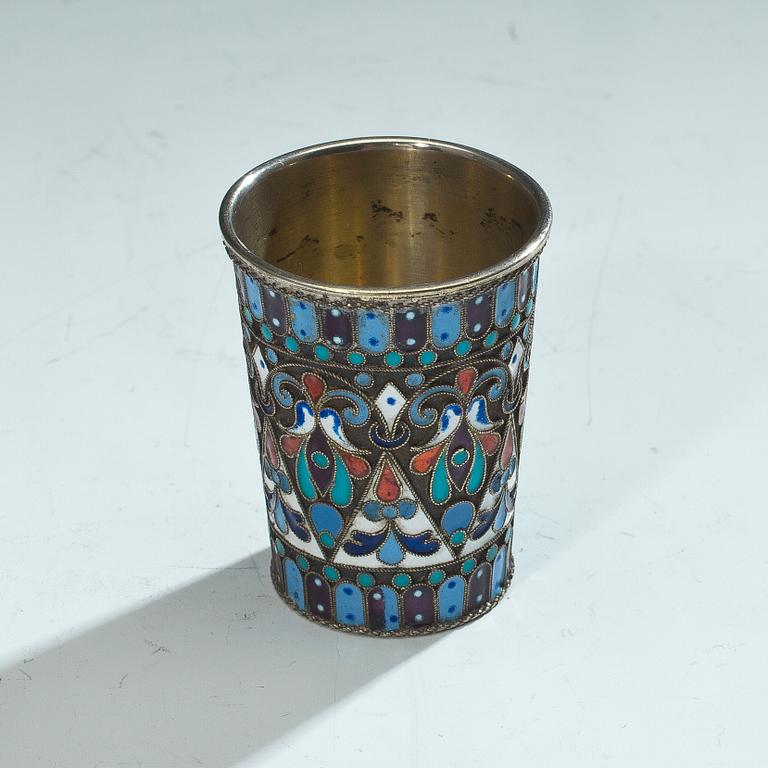 VODKAKOPP, silver med emalj, cloisonné, Ryssland 1900-talets början.