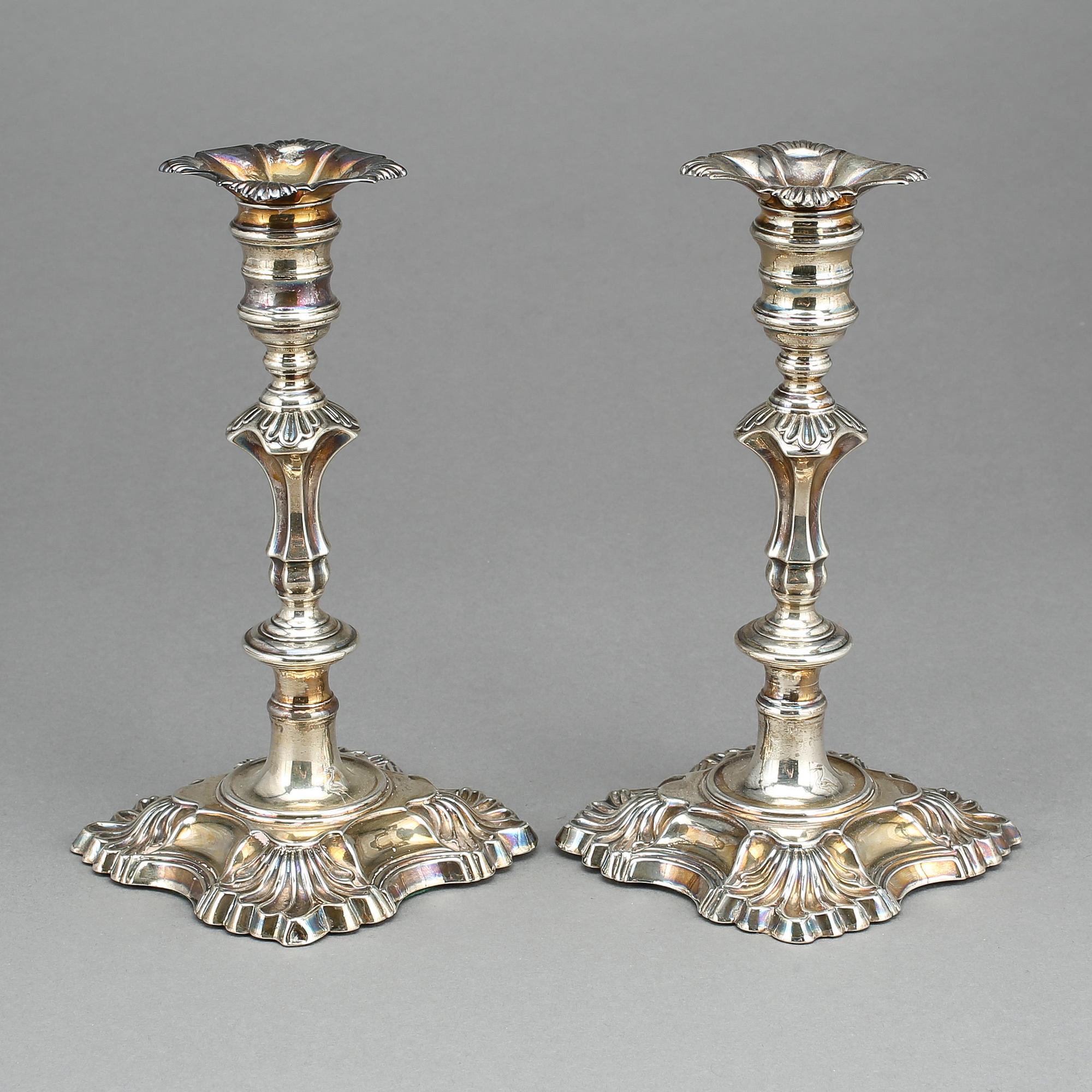 LJUSSTAKAR, ett par, silver, möjligen Harrison Brothers & Howson, Sheffield, England 1830.