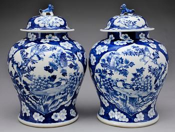 URNOR med LOCK, porslin. Qing dynastin, omkring 1900.