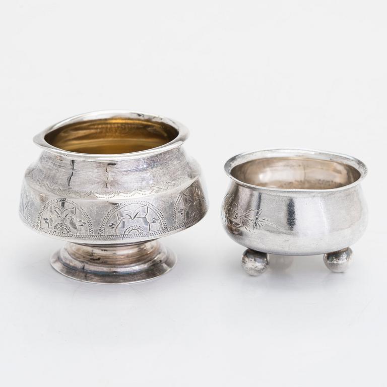 Gräddsnäcka, och saltkar, 2 st, silver, Ryssland 1872 - ca 1910.