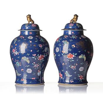 Urnor med lock, ett par, porslin. Qingdynastin, 1700/1800-tal.