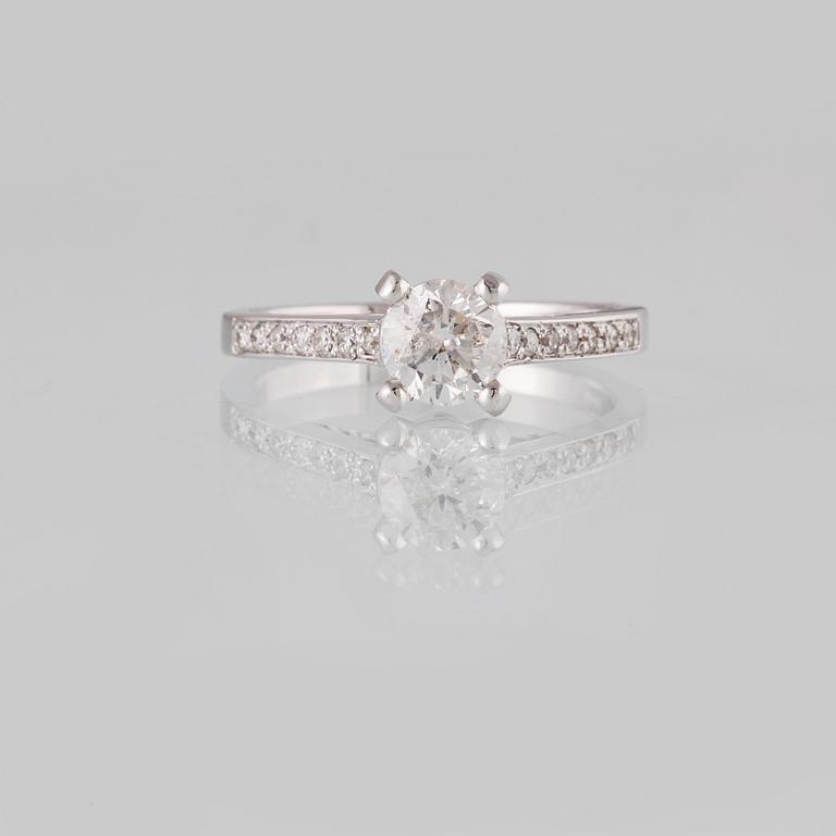 RING, 18K vitguld med briljantslipad diamant 0.97 ct samt mindre diamanter 0.16 ct. Vikt 4,1 gram.