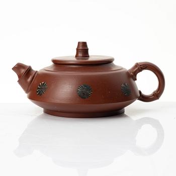 Fan Jianjun, A yixing teapot, China, 1990s.