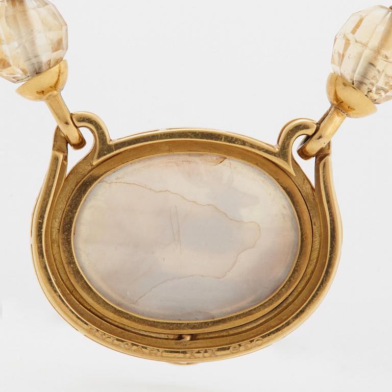 A Bulgari necklace in 18K gold with a mother of pearl cameo.