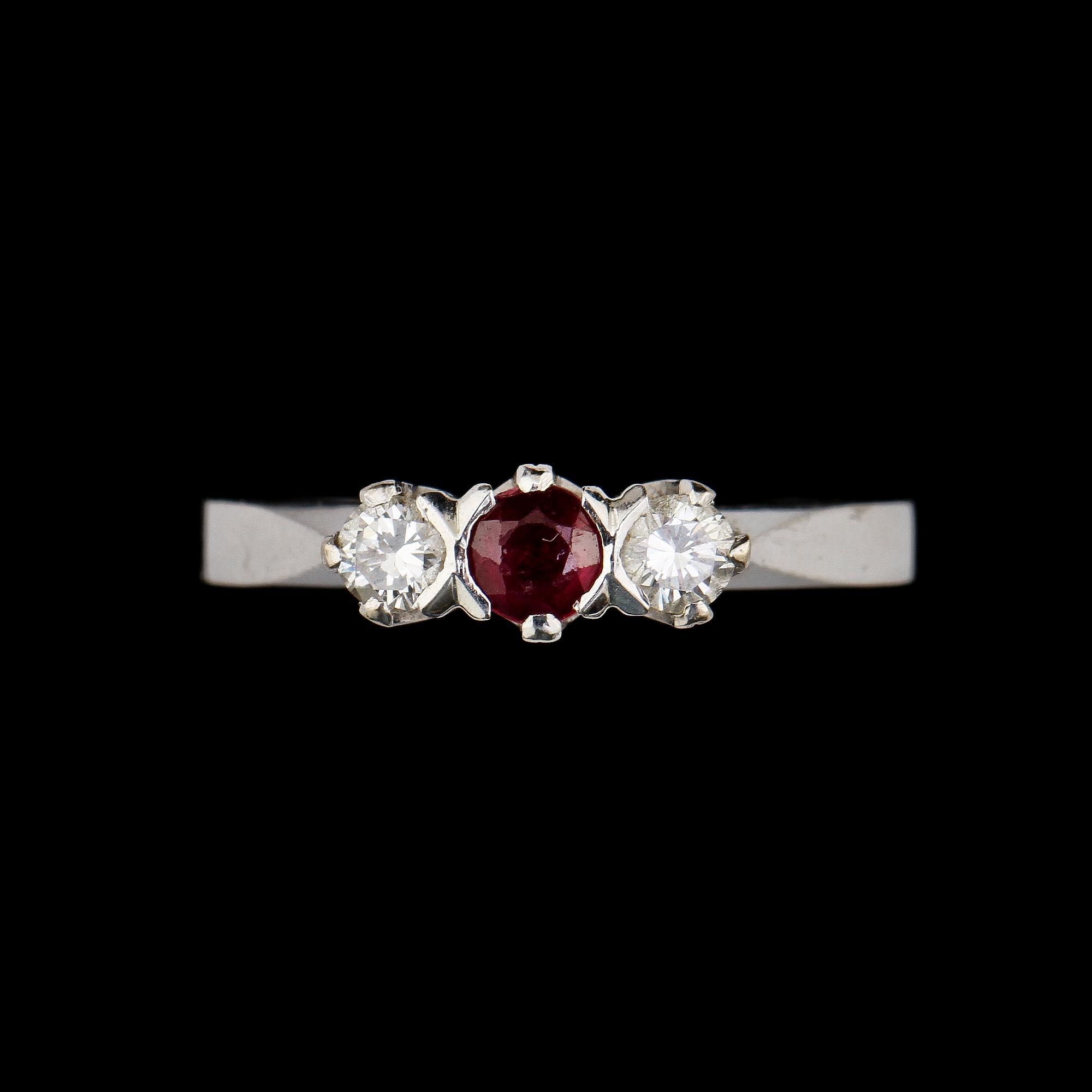 RING, 18k vitguld med rubin och 2 briljantslipade diamanter, tot 0.25 ct, Gustav Dahlgren & Co, Malmö. Vikt 4 g.