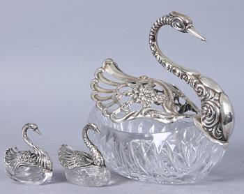 SKÅL SAMT SALTKAR, 2 st, silver och glas, importstämplar.