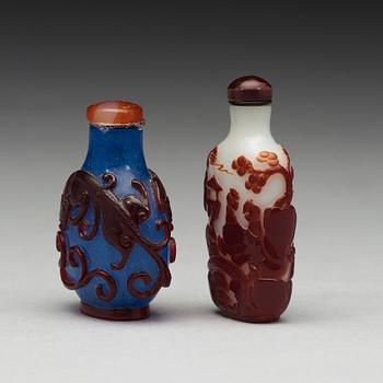 SNUSFLASKOR, två stycken, pekingglas. Kina, 1900-tal.