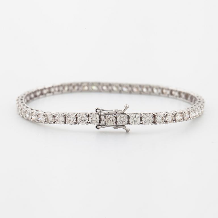 A brilliant cut diamond bracelet.