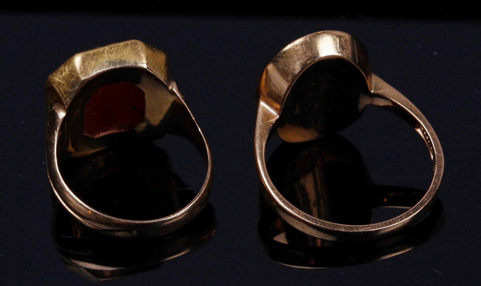 RINGAR, 2 st, 18 K guld samt karneol och svart onyx, 1921-64. Ca 12 g.
