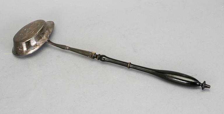SOPPSLEV samt 5st SKEDAR, silver, bland annat Gustaf Åberg, Jönköping, 1800. Skedarnas vikt ca 274g.