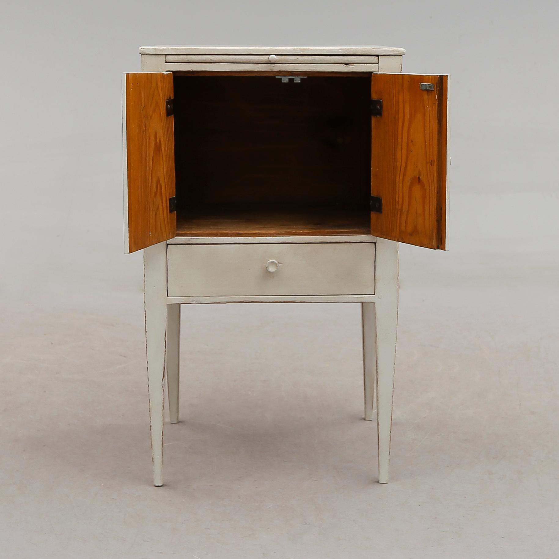 SÄNGBORD, 1800-talets första hälft.