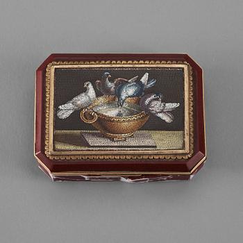 833. ASK med micromosaik, av purpurine, montering med bladverk av guld, Italien ca 1820-tal.